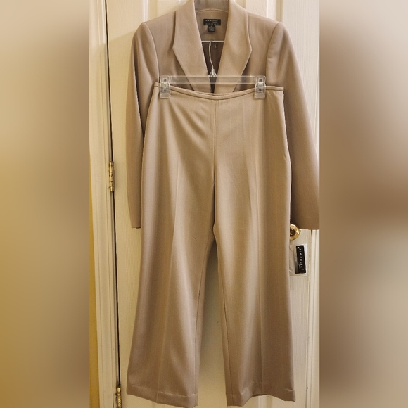 Kim Rogers Signature Elegant Fully Lined Khaki W/ Vertical Beige Line suit. 6p - Picture 1 of 11
